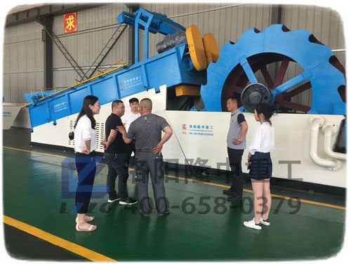 考察多功能洗砂機(jī) 考察多功能洗砂機(jī)
